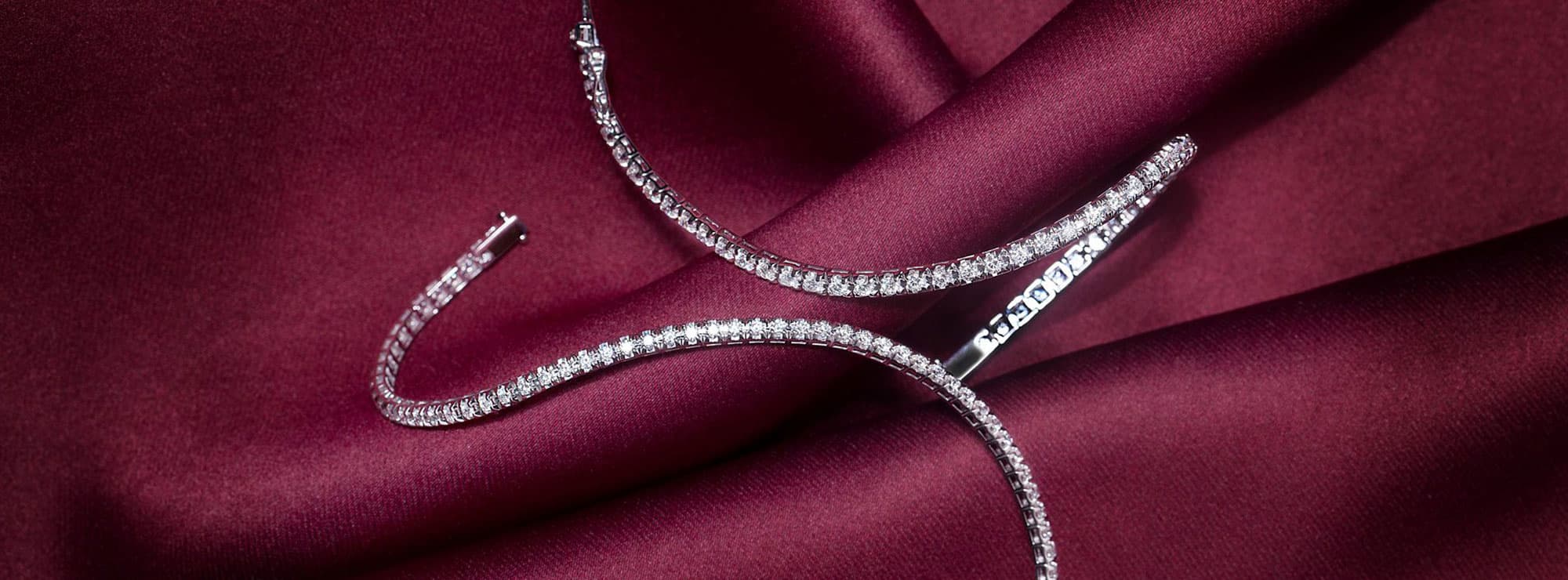 Bracciale tennis: scopriamo questo gioiello dal grande fascino