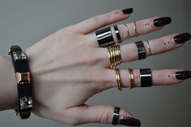 Dotted fingers tattos: i tatuaggi sulle dita che puoi vedere solo da molto vicino